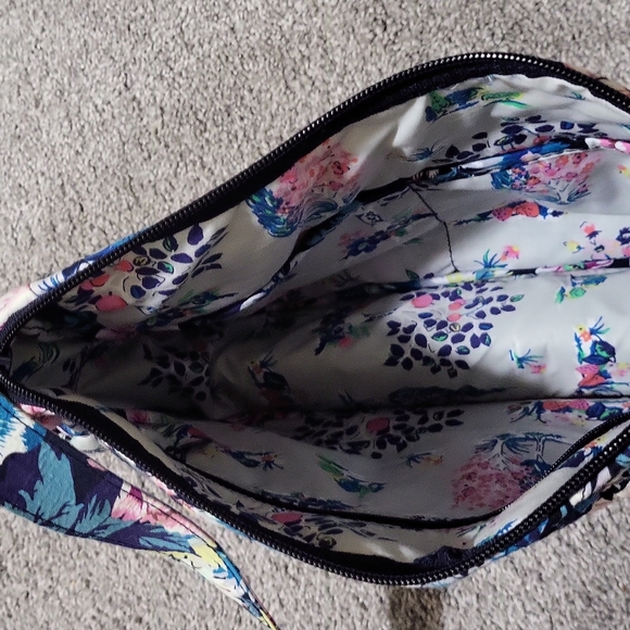 *SOLD*Vera Bradley women's crossbody bag or shoulder bag - Picture 4 of 8